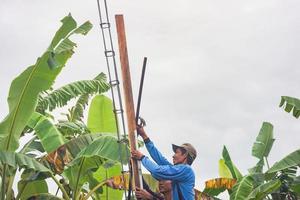 tegal, jawa tengah, 2022 - trabajadores de la construcción instalan soportes de madera para medir ladrillos, construyen paredes exteriores