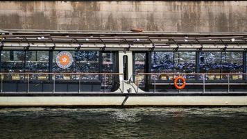 Everything horizontal in Paris photo