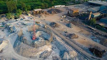 muchos cerros de arenisca en los terrenos de la fábrica de cemento antes de ser transportados como materia prima. foto