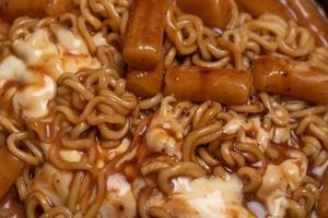 fideos instantáneos de sabor coreano con tteokbokki en una olla foto