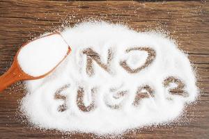 sin azúcar, azúcar granulada dulce con texto, prevención de diabetes, dieta y pérdida de peso para una buena salud. foto
