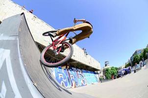 kharkiv, ucrania - 27 de mayo de 2022 ciclistas de bmx de estilo libre en un parque de patinaje durante el festival anual de culturas callejeras foto