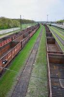 kharkov, ucrania - 5 de mayo de 2022 una gran cantidad de vagones de carga vacíos están en el ferrocarril de pavlograd foto