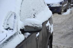 kharkov, ucrania - 4 de enero de 2022 un automóvil estacionado bajo una gruesa capa de nieve. consecuencias de una fuerte e inesperada nevada en ucrania foto