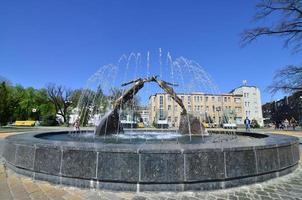 Jarkov. ucrania - 2 de mayo de 2022 monumento a los amantes en kharkov, ucrania - es un arco formado por las figuras voladoras de un joven y una niña, fusionados en un beso foto