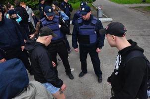 Jarkov. ucrania - 17 de mayo de 2022 conflicto entre la policía y la organización de nazis y patriotas durante la dispersión de la primera acción lgbt en kharkov foto