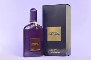 Jarkov. ucrania - 17 de mayo de 2022 el frasco de perfume de fragancia de orquídea de terciopelo tom ford se encuentra sobre un fondo lila claro. tom ford es un diseñador de moda estadounidense que lanzó su marca de lujo homónima en 2006 foto