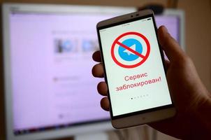 Jarkov. ucrania - 17 de mayo de 2022 se deniega un teléfono móvil con la pantalla de la aplicación de telegramas con un cartel de prohibición y el acceso a la inscripción rusa. roskomnadzor bloqueó el servicio de telegramas en rusia foto