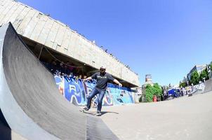 kharkiv, ucrania - 27 de mayo de 2022 concurso de skate en un parque de skate al aire libre durante el festival anual de culturas callejeras foto