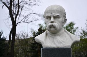 pavlograd. ucrania - 4 de marzo de 2022 monumento de taras shevchenko, poeta ucraniano, escritor foto