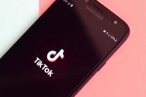 kharkov, ucrania - 12 de mayo de 2022 aplicación tiktok en la pantalla del teléfono inteligente samsung sobre fondo pastel. tiktok es un popular servicio de redes sociales para compartir videos propiedad de bytedance foto