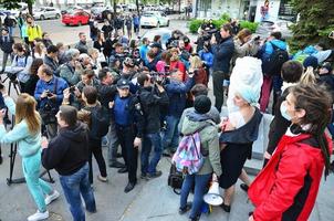 kharkov, ucrania - 17 de mayo de 2022 la organización de nazis ucranianos y patriotas del cuerpo oriental interrumpe la primera acción lgbt en kharkov. hooligans y ultras contra la existencia de minorías foto