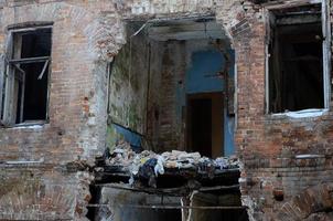 fragmento de un edificio de dos pisos abandonado después de operaciones militares en donetsk foto