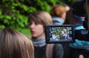 Jarkov. ucrania - 17 de mayo de 2022 los participantes de la primera acción lgbt en kharkov dan entrevistas sobre un ataque inesperado y la interrupción del evento foto