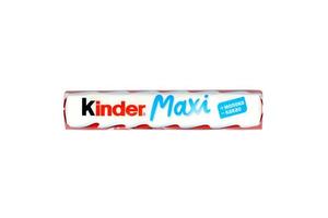 Jarkov. ucrania - 17 de mayo de 2022 maxi de la marca kinder fabricado por ferrero spa. kinder es una línea de marca de productos de confitería del fabricante multinacional ferrero foto