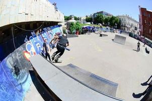 kharkiv, ucrania - 27 de mayo de 2022 patinaje sobre ruedas durante el festival anual de culturas callejeras foto