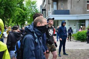 kharkov, ucrania - 17 de mayo de 2022 la organización de nazis y patriotas ucranianos del cuerpo oriental detiene la acción lgbt en kharkov. hooligans y ultras contra la existencia de minorías foto