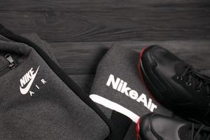 kharkov, ucrania - 20 de diciembre de 2022 kit de ropa deportiva de marca nike y zapatos. Nike es una corporación multinacional estadounidense dedicada a la fabricación y comercialización mundial de ropa y calzado. foto