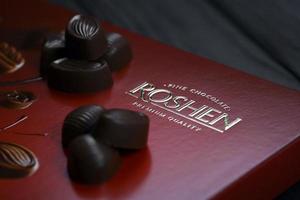 Jarkov. ucrania - 2 de mayo de 2022 caja de dulces de chocolate rochen. roshen es una corporación ucraniana que ocupó el puesto 18 en la lista de las 100 empresas de confitería más grandes del mundo de la industria de dulces foto