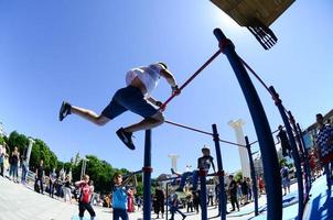 kharkiv, ucrania - 27 de mayo de 2022 espectáculo de entrenamiento callejero durante el festival anual de culturas callejeras foto