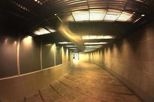 interior oscuro del pasaje subterráneo con iluminación eléctrica foto
