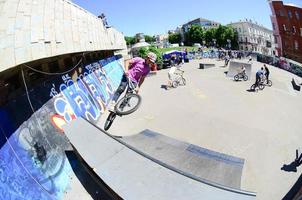 kharkiv, ucrania - 27 de mayo de 2022 ciclistas de bmx de estilo libre en un parque de patinaje durante el festival anual de culturas callejeras foto