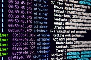 instantánea macro de la interfaz del programa para la extracción de moneda criptográfica en el monitor de una computadora de oficina. el concepto de minería de bitcoins. el flujo de cadenas de información y datos foto