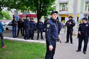 Jarkov. ucrania - 17 de mayo de 2022 policías ucranianos que brindan seguridad a los activistas lgbt y los protegen de los ataques de los nazis y ultras de kharkov foto