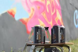 Jarkov. ucrania - 17 de mayo de 2022 usó latas de aerosol montana black y hardcore contra pinturas de graffiti. mtn o montana-cans es un fabricante de productos de pintura en aerosol de alta presión foto