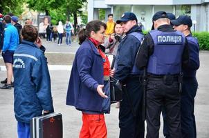 Jarkov. ucrania - 17 de mayo de 2022 policías ucranianos que brindan seguridad a los activistas lgbt y los protegen de los ataques de los nazis y ultras de kharkov foto