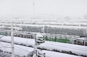 KHARKIV. UKRAINE - APRIL 4, 2022 Unexpected rapid fallout of snow in April on the Kharkov streets photo