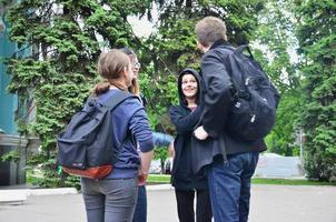 kharkov, ucrania - 17 de mayo de 2022 algunos participantes de la primera acción lgbt en kharkov después de su cese forzado por nazis urbanos y ultras foto