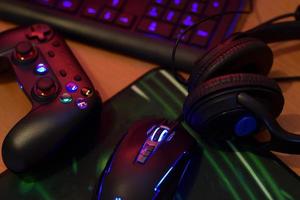 Jarkov. ucrania - 17 de mayo de 2022 controlador de videojuegos gamesir g3s y ratón de juego p93 sangriento en la mesa de la oficina con teclado y auriculares a4tech foto