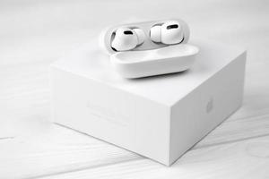 kharkov, ucrania - 12 de mayo de 2022 airpods pro de apple sobre un fondo blanco. Auriculares inalámbricos con estuche de carga y caja. Apple Inc. es una empresa de tecnología americana foto