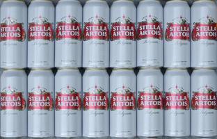 kharkov, ucrania - 3 de mayo de 2022 muchas latas de cerveza stella artois al aire libre. stella artois es la cerveza belga más famosa del mundo propiedad de ab inbev foto