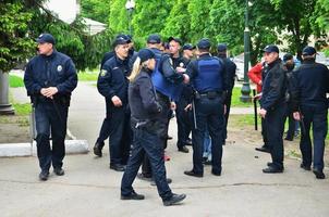 Jarkov. ucrania - 17 de mayo de 2022 policías ucranianos que brindan seguridad a los activistas lgbt y los protegen de los ataques de los nazis y ultras de kharkov foto