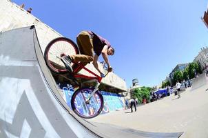 kharkiv, ucrania - 27 de mayo de 2022 ciclistas de bmx de estilo libre en un parque de patinaje durante el festival anual de culturas callejeras foto