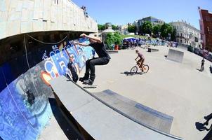 Jarkov. ucrania - 2 de mayo de 2022 patinaje sobre ruedas durante el festival anual de culturas callejeras foto