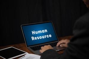 gestión de recursos humanos hrm estrategia planificación investigación trabajo y empleo empleado con computadora portátil concepto de negocio en línea. foto