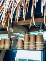 tazas de café desechables en la cafetería del mercado callejero foto