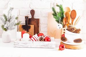 la vista frontal de parte del interior moderno de la cocina con artículos y decoraciones ecológicas hechas por sus propias manos para el nuevo año. foto