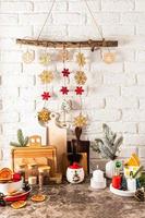 objetos de cerámica, madera y decoraciones para el nuevo año hechos de materiales ecológicos. vista vertical de la parte de la cocina, decorada para las vacaciones.