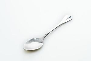 cuchara de plata sobre fondo blanco foto