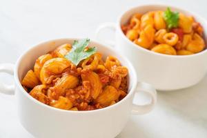 macarrones con salsa de tomate y carne de cerdo picada foto