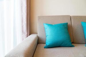 Decoración de almohadas cómodas en el sofá. foto
