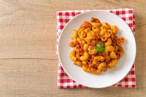 macarrones con salsa de tomate y carne de cerdo picada foto