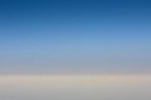 cielo azul y nubes blancas suaves durante un vuelo de vacaciones foto