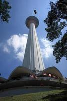 hombre base saltando desde la torre de kualu lumpur foto