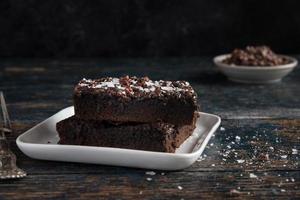 brownies apilados en un plato foto