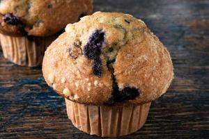 muffins de arándanos recién horneados foto